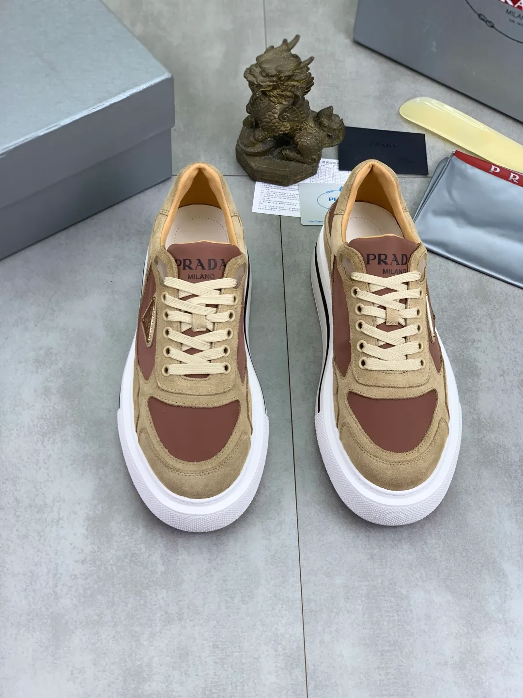 Men's shoes 💰P560💰 [New model] High version official website popular model is on the market, 🆘 Trendy brand (Prada) mainly promotes popular model, avant-garde and versatile fashionable men's shoes private version mold opening, cowhide surface splicing 1:1.. Stylish and simple, original imported cowhide lining cowhide feet; the atmosphere and personality are more fashionable, eye-catching and pursuing class. It will subvert the old idea and be a must-have for fashion trendsetters with you! Must keep it for yourself! Tall and comfortable, large and low, high-end quality workmanship. Size: 38-45; multiple colors available.